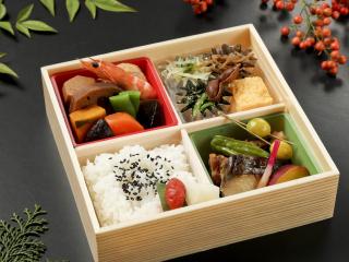 季節のお弁当 雪…2,700円～4,320円｜煮物・焼物などのお料理をバランスよく詰め合わせました(お造りを入れるこ...