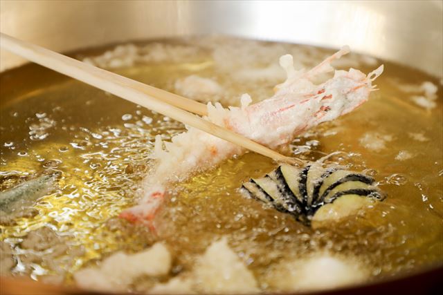 カウンター席では、目の前で揚げられる熱々の天ぷらを堪能。お酒好きはもちろん、しっかり食事を楽しみたい方にも大満足の内容。さらに、コース料理には+1,650円で飲み放題を追加できる。