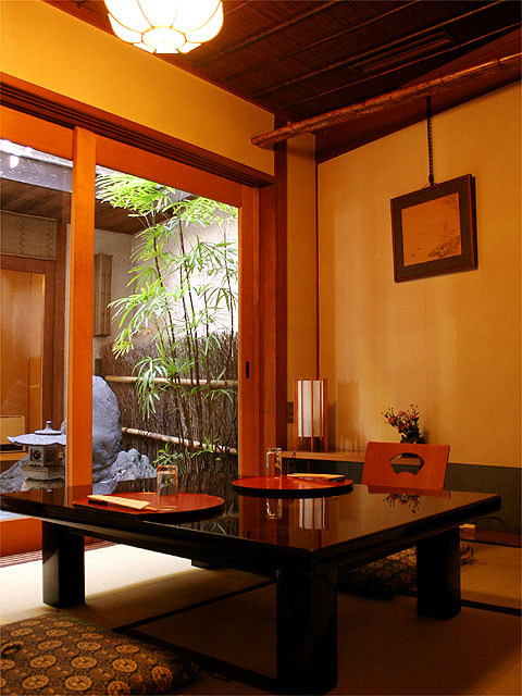 中庭を眺めていると、繁華街のなかにいることを忘れてしまう。足腰に負担のないテーブル個室、大広間もあり便利に利用できる。宴会のおすすめは、懐石料理 「華(6,600円) 」「雅(8,800円) 」。