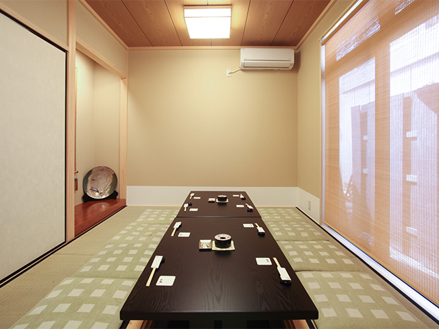 本店隣に設けられた「はなれ」はカウンター席を通らずに入店でき、6名のテーブル個室、8名～20名対応の堀りごたつ個室があるので、目的に合わせて使いこなして。会席料理は8,800円～。