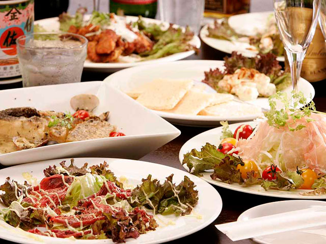 宴会プランはすべて飲み放題付で便利。「一押しコース(7,150円)」なら、お料理7品＆デザートでボリューム満点。最大80名様まで収容可能なフロアは会社など大人数の宴会に最適。