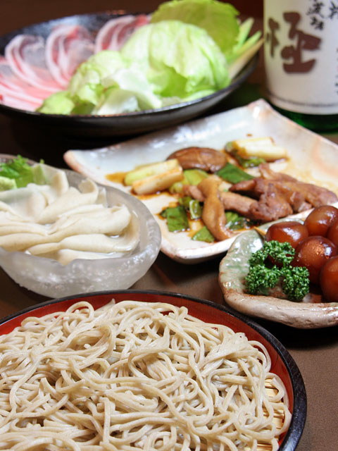 厳選された高級食材を惜しみなく使いながらも、手頃な価格で楽しめる「極」のコース料理。蕎麦屋ならではの酒肴が揃い、美味しい酒との相性は抜群。