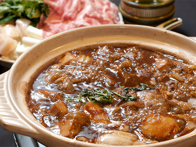 名物みそ鍋(5,500円・6,050円)は季節によって違う味わいを楽しめる。この時期は、カキのほか、帆立貝柱があり、みそとの相性は抜群。一度食べたら忘れられない。