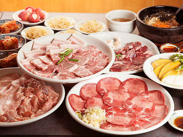 宴会におすすめの「カネヤスコース(3,850円)」塩タン、カルビなど6種のお肉に、キムチ、選べるお食事、デザートまで12品付く。4名様以上でご予約を♪