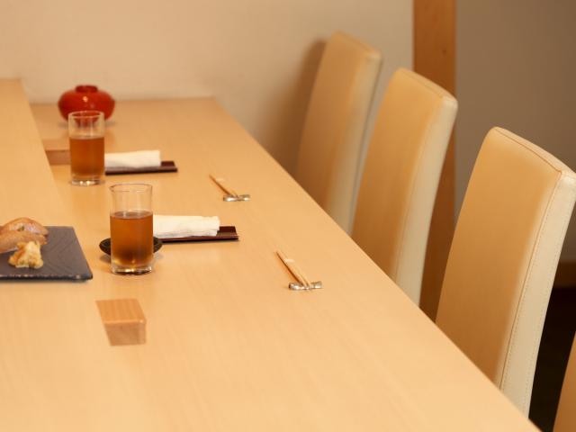 すし屋の特等席「カウンター」。最上の握りが味わえるこの席で、大将とのコミュニケーションから生まれる演出と共に、大切な接待をプロデュースできる。