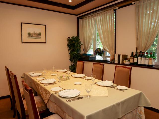 落ち着いて品のあるレトロな空間。接待にピッタリな個室は8名までOK。接待には高級食材をふんだんに使った魚料理と肉料理の揃うフルコース「ラパンメニュー(12,000円)」がおすすめ。