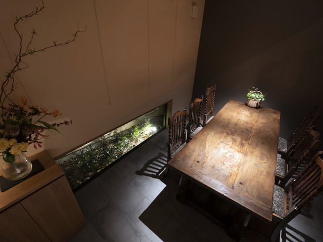 内観の至る所にオーナーのこだわりが詰まっており、とりわけ個室はひと部屋ごとに違った顔を見せる。大胆な盛り付けと繊細な味付けが施されたここでしか食べられない料理の数々に舌鼓を。