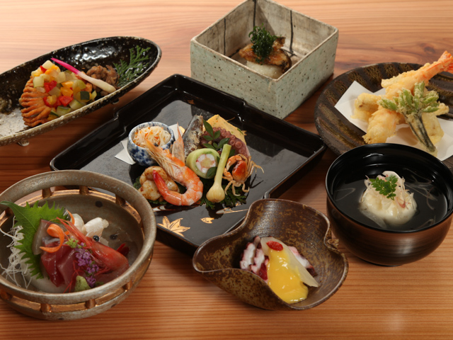 おすすめは6,600円の懐石コース。和牛膳懐石(7,000円)も人気。また、全国各地の地酒を常時20種ほど揃えており、日本酒好きのゲストにおすすめ。