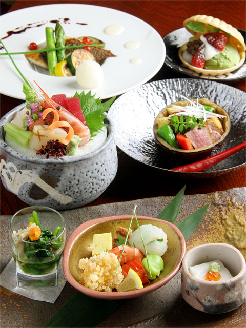 接待におすすめ万福懐石コース12,100円。目にも美しい旬の美味づくしのおもてなしで商談もスムーズに。土鍋で炊いたご飯がつくのもうれしい。お昼の接待なら昼会席10,780円がおすすめ。