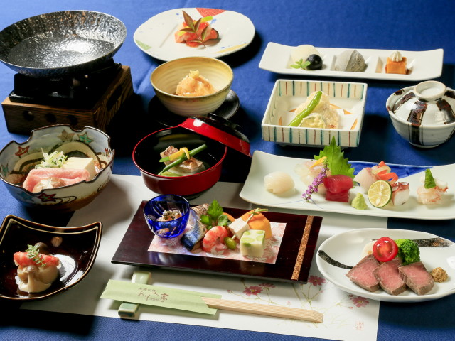 接待・会食にオススメなのは「織部7,700円」。こだわりの逸品をご主人が独自に手がけ、伝統を守りながら新しいものを追求。訪れる度に発見と感動があるお料理。※完全予約制