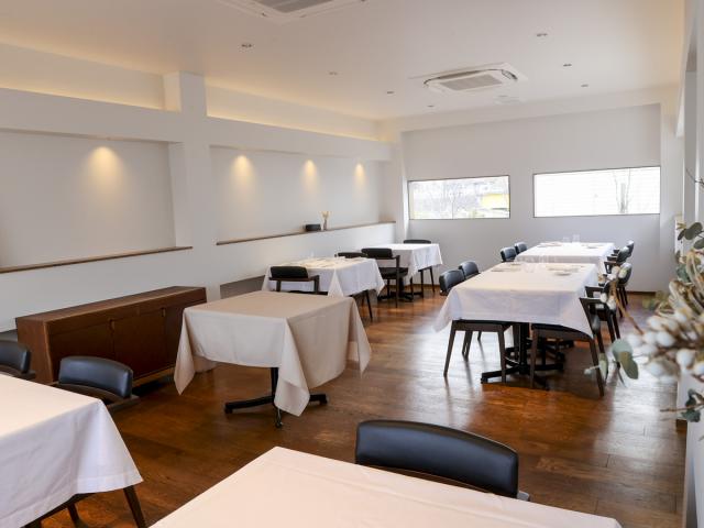 洒落てるのに気取ってない。スタイリッシュながらも木の温もりを感じる落ち着いた空間。料理も地元の物や有機野菜を使用した岐阜ならではのフレンチに仕上げられている。