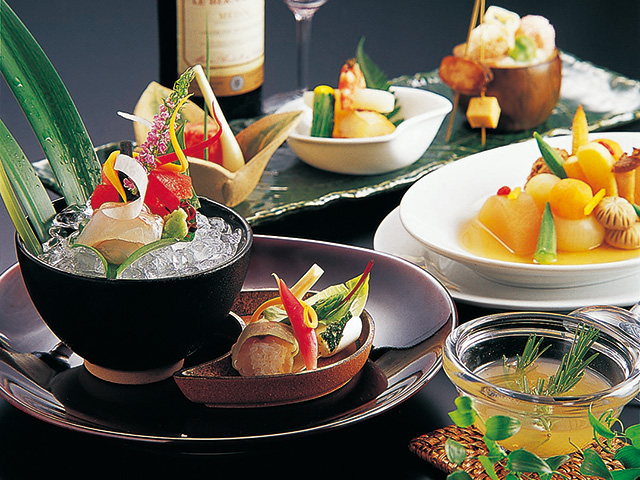 全国の厳選食材を使った逸品のほか入手困難な希少な地酒も堪能できる。落ち着いた空間は、接待はもちろん、顔合わせやお祝いなど、かしこまった席にも最適。