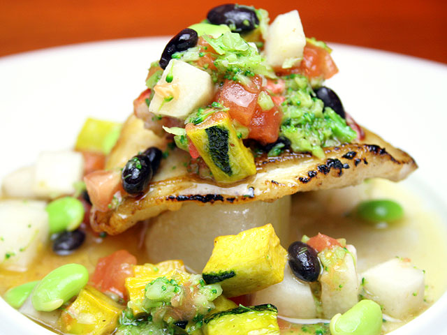 旬の豪華食材を使ったフルコースディナーや地元の食材を使った彩り鮮やかな料理の数々は目でも楽しめる。接待やお誕生日・結婚記念日などの会食に◎。