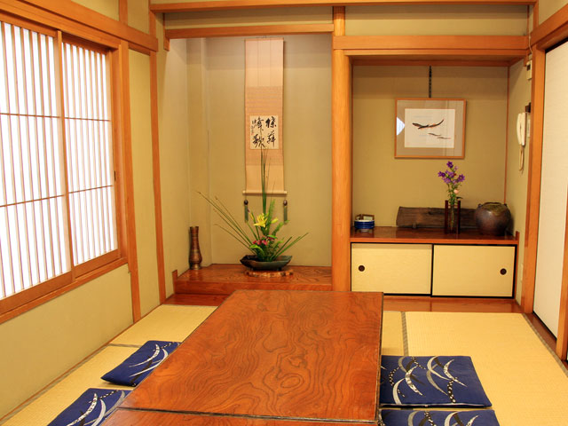 『お食事処　はなぞの』は全席がお座敷席。日本人なら、やっぱりくつろげる座敷一番！ 旬の食材を使用したおまかせ会席コースは4,400円から、550円単位で予算に応じて用意してくれる。