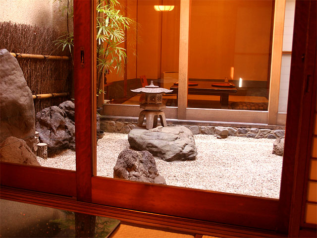 おすすめ料理は「夜懐石 雅(8,800円)」。伝統を尊重しながらも新しい風を取り入れた創造的な料理と心地よい和の空間でのおもてなしはどんな場面でもゲストの心に残るひと時に。