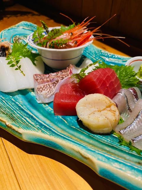 「旬菜」日替りメニューはその日仕入れた旬の食材を見極め、技と感性で仕上げる日替りの逸品。珠玉の料理に寄り添うのは、店主厳選の美酒たち。