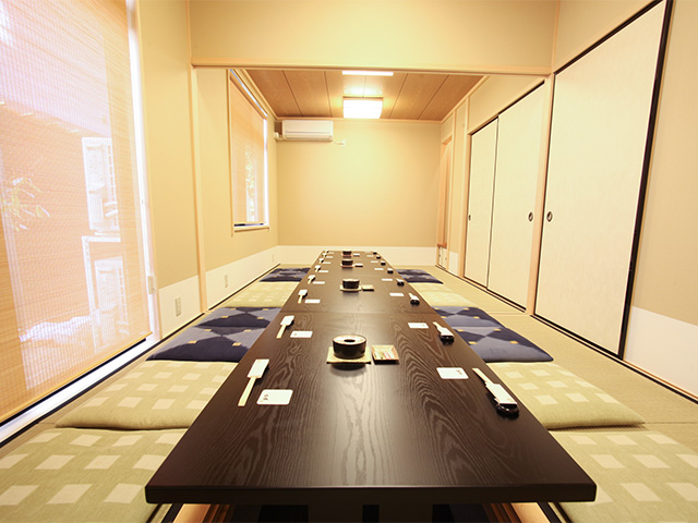 カウンター席を通ることなく直接入店できる本店隣の「はなれ」。6名のテーブル個室、8名～20名対応の堀りごたつ個室があり、目的に合わせて使い分けて。懐石料理は8,800円～。