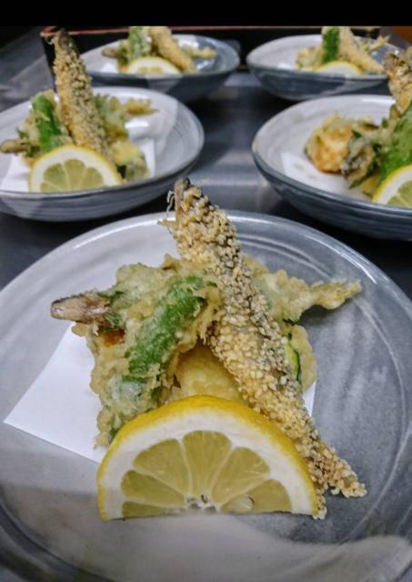 大将の目利きによって仕入れられる新鮮な食材。その魅力を最大限に引き出された料理は見た目にも美しく、旬の味わいをじっくりと楽しめる。