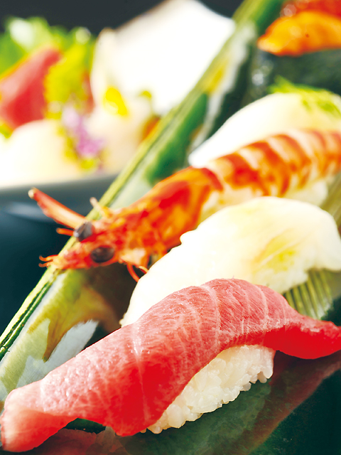 天然物の旬のネタが自慢で、寿司好きな方のおもてなしに最適。寿し会席は、「松(3,850円)「梅(4,950円)」「雅(6,050円)」と3つのコースをご用意。