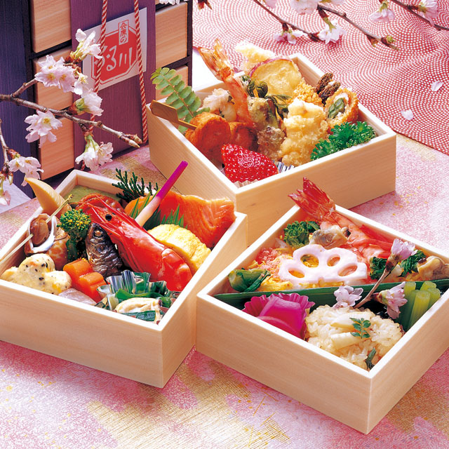 手間ひまかけた、色とりどりのお料理を、お弁当で召し上がれ。写真は3,300円の三段お弁当(No.531)の一例。他にも各種揃う。どんなゲストにも喜んでいただける内容＆ボリュームが魅力。