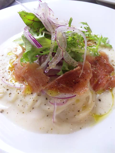 人気の「たまねぎの冷製クリームパスタ」は玉葱の甘みをいかした冷製クリームスープに、生の赤玉葱と生ハム・mau畑の野菜をトッピング。野菜を楽しみたい女性にはうってつけ。