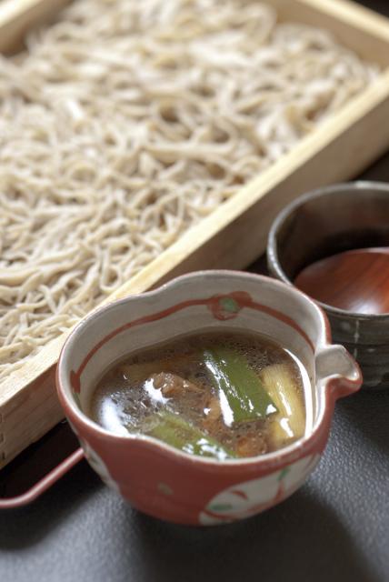 鴨肉の旨味たっぷり「鴨せいろ(1,300円)」。あたたかいつけ汁で食べる冷たい蕎麦は、食欲の落ちる季節にもぴったり。