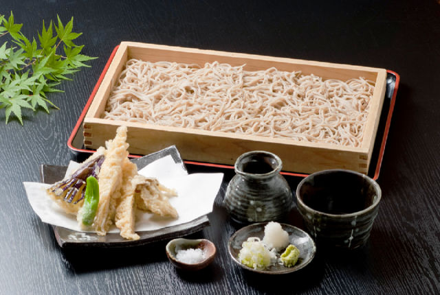 「穴子天麩羅盛そば(1,500円)」。ふっくら揚がったあなごの天ぷらと香り高い蕎麦、相性抜群。