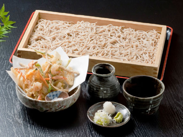 「かき揚げ板そば(1,200円)」。揚げたてサクサクのかき揚げと「羽前そば道場 極」の名物板そばを一緒に味わうことができる。