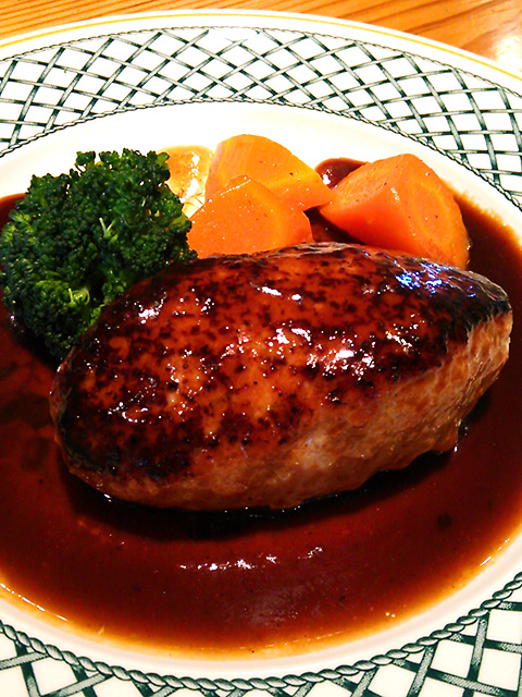 こだわりの「Fujiiオリジナルハンバーグ」のプチコースはアミューズ、野菜のポタージュ、パン又はライスが付いて1,600円とリーズナブル。+600円でドリンクとデザートも付けられる。