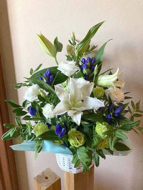 お盆のお供えには、プランタンならではのデザインでアレンジした、上品でエレガントなお供えアレンジメントフラワーが人気。ご予算に合わせてご用意。