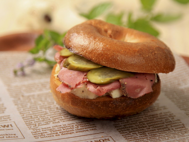 いちおしは国産小麦を使って毎朝焼きあげるパンで作るサンドセット！お好きなサンドとサラダ・デリ・スープ・ドリンク付きで1,200円。テイクアウト用のサンドBOX(900円)もおすすめ。