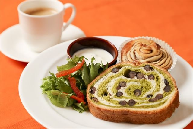 モーニングはすべて、選べるメインに加えて、日替りパンとヨーグルト、サラダ、そしてドリンクがセット。