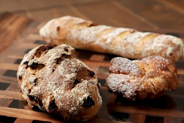 店内で販売されるハード系のパンも人気。