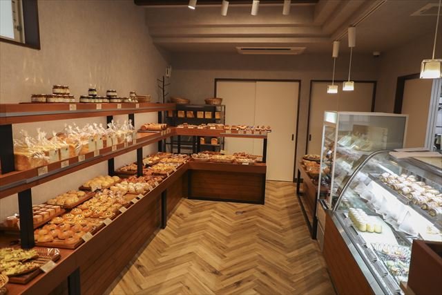 ベーカリースペースには、焼き立てのパンが数多く並ぶ。