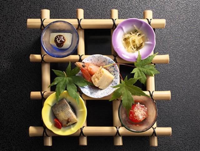 季節の恵みを繊細に盛り込み、華やぎを添えるひと皿