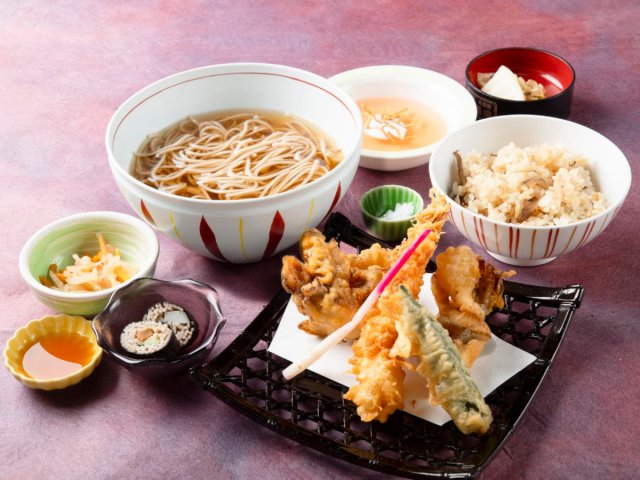 舞茸もいいけど、これからの時期、牡蠣や蟹のメニューも見逃せない