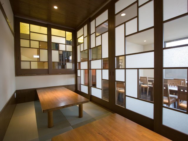 足を伸ばしてくつろげる座敷は、宴会に最適