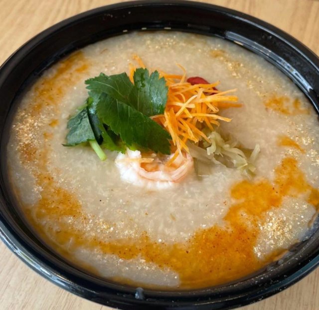 看板メニューの中華粥もお持ち帰り可能※写真はえび粥