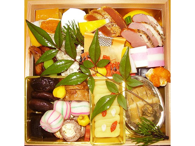 色彩や味、技にこだわり腕をふるった彩りも鮮やかなおせち