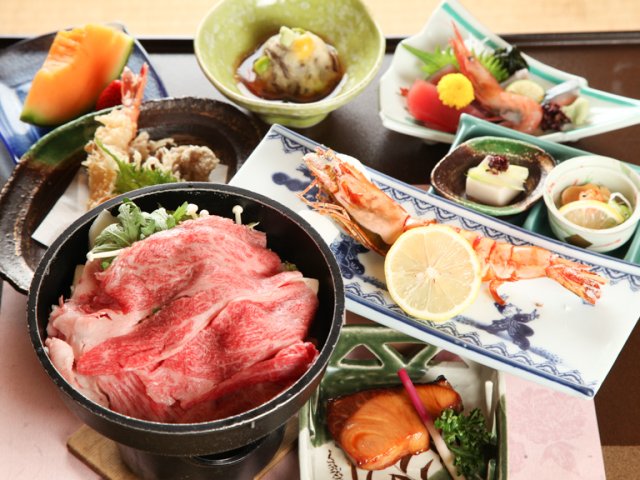 季節の食材を使った自慢の料理に120分の飲み放題が付く
