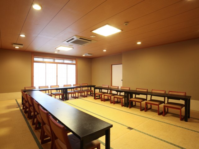 大広間や椅子席個室も完備。法事や慶事などにも利用可能