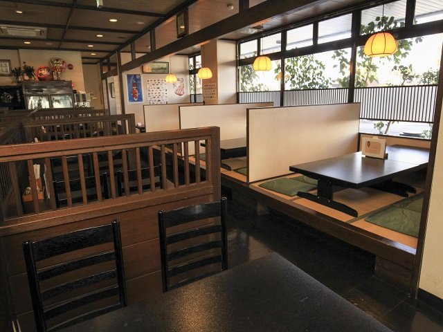 椅子席と座敷が選べて幅広い世代に安心