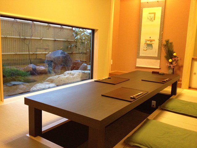 8名までの個室が3部屋、部屋をつなげても利用できる