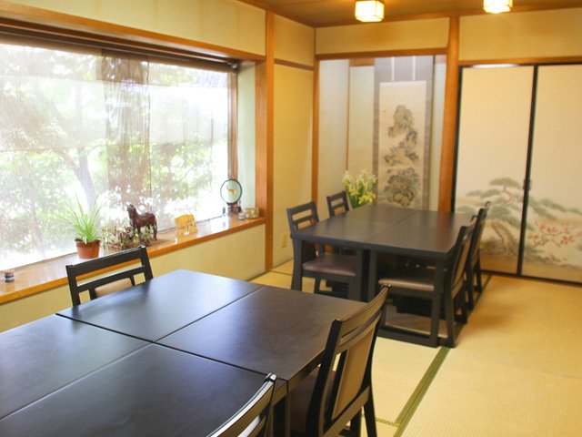 4つの個室で小規模宴会・接待にも
