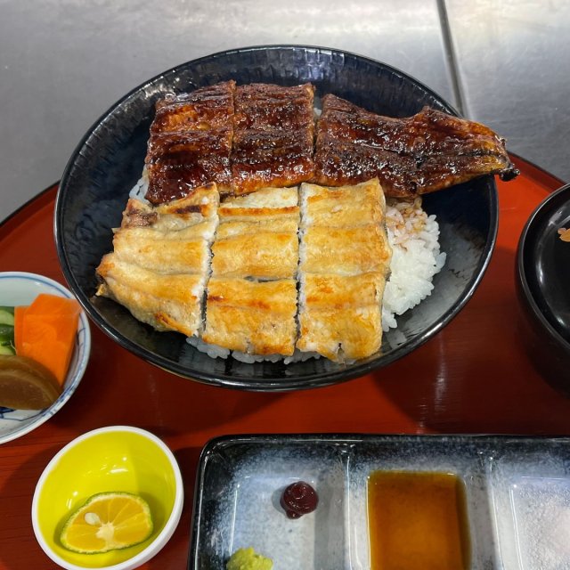 蒲焼きと白焼きを同時に楽しめるお店イチオシの「紅白丼」