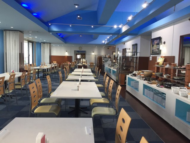 店内は長方形で着席90名、立食120名までの宴会が可能