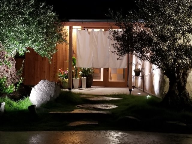 ふと立ち止まりたくなる灯りとぬくもりの入り口