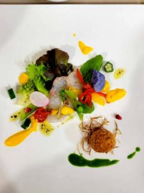 シェフの思いやりが伝わる彩も鮮やかな一皿