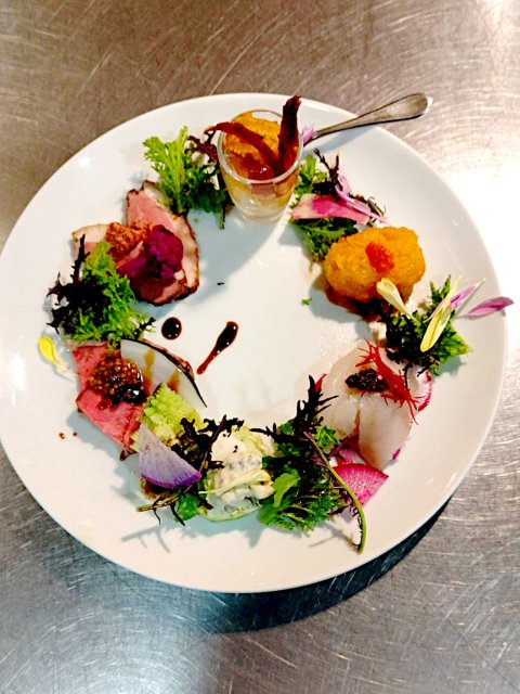 自然の彩りが映えるひと皿