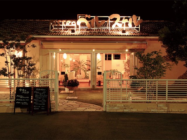 落ち着いた灯りに包まれる、心地よい入口